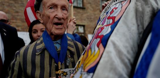 El pueblo de Israel y la comunidad judía en el mundo conmemoraron el Día del Recuerdo del Holocausto. Durante la Segunda Guerra Mundial las tropas de Adolfo Hitler y sus aliados aniquilaron a la tercera parte del pueblo judío, 6 millones de personas inocentes donde la cuarta parte eran niños. Te presentamos una selección de imágenes de la conmemoración.