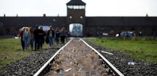 El pueblo de Israel y la comunidad judía en el mundo conmemoraron el Día del Recuerdo del Holocausto. Durante la Segunda Guerra Mundial las tropas de Adolfo Hitler y sus aliados aniquilaron a la tercera parte del pueblo judío, 6 millones de personas inocentes donde la cuarta parte eran niños. Te presentamos una selección de imágenes de la conmemoración.