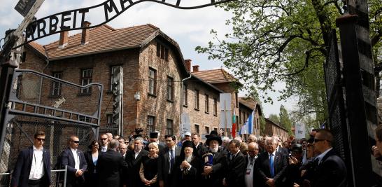 El pueblo de Israel y la comunidad judía en el mundo conmemoraron el Día del Recuerdo del Holocausto. Durante la Segunda Guerra Mundial las tropas de Adolfo Hitler y sus aliados aniquilaron a la tercera parte del pueblo judío, 6 millones de personas inocentes donde la cuarta parte eran niños. Te presentamos una selección de imágenes de la conmemoración.