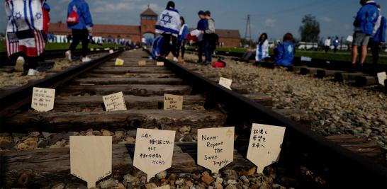 El pueblo de Israel y la comunidad judía en el mundo conmemoraron el Día del Recuerdo del Holocausto. Durante la Segunda Guerra Mundial las tropas de Adolfo Hitler y sus aliados aniquilaron a la tercera parte del pueblo judío, 6 millones de personas inocentes donde la cuarta parte eran niños. Te presentamos una selección de imágenes de la conmemoración.