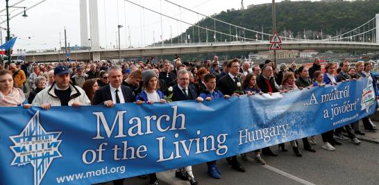 El pueblo de Israel y la comunidad judía en el mundo conmemoraron el Día del Recuerdo del Holocausto. Durante la Segunda Guerra Mundial las tropas de Adolfo Hitler y sus aliados aniquilaron a la tercera parte del pueblo judío, 6 millones de personas inocentes donde la cuarta parte eran niños. Te presentamos una selección de imágenes de la conmemoración.