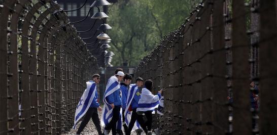 El pueblo de Israel y la comunidad judía en el mundo conmemoraron el Día del Recuerdo del Holocausto. Durante la Segunda Guerra Mundial las tropas de Adolfo Hitler y sus aliados aniquilaron a la tercera parte del pueblo judío, 6 millones de personas inocentes donde la cuarta parte eran niños. Te presentamos una selección de imágenes de la conmemoración.