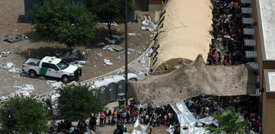 El Economista te presenta imágenes del campamento improvisado en McAllen, Texas de la Patrulla Fronteriza de los Estados Unidos donde adultos y niños duermen en el suelo y arreglan techos improvisados con mantas reflejantes para protegerse del sol. La temperatura del suelo es aproximadamente de 32 grados Celsius alrededor del mediodía. El gobierno de los Estados Unidos ha dicho que está luchando con una oleada de solicitantes que viajan a través de México y piden asilo.