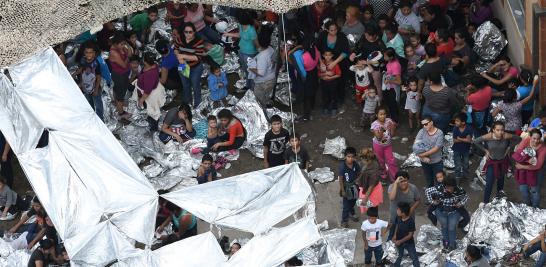 El Economista te presenta imágenes del campamento improvisado en McAllen, Texas de la Patrulla Fronteriza de los Estados Unidos donde adultos y niños duermen en el suelo y arreglan techos improvisados con mantas reflejantes para protegerse del sol. La temperatura del suelo es aproximadamente de 32 grados Celsius alrededor del mediodía. El gobierno de los Estados Unidos ha dicho que está luchando con una oleada de solicitantes que viajan a través de México y piden asilo.