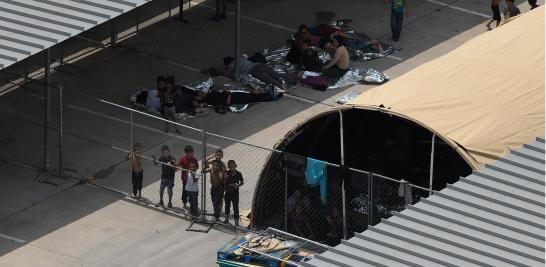 El Economista te presenta imágenes del campamento improvisado en McAllen, Texas de la Patrulla Fronteriza de los Estados Unidos donde adultos y niños duermen en el suelo y arreglan techos improvisados con mantas reflejantes para protegerse del sol. La temperatura del suelo es aproximadamente de 32 grados Celsius alrededor del mediodía. El gobierno de los Estados Unidos ha dicho que está luchando con una oleada de solicitantes que viajan a través de México y piden asilo.