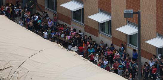 USA-IMMIGRATION/El Economista te presenta imágenes del campamento improvisado en McAllen, Texas de la Patrulla Fronteriza de los Estados Unidos donde adultos y niños duermen en el suelo y arreglan techos improvisados con mantas reflejantes para protegerse del sol. La temperatura del suelo es aproximadamente de 32 grados Celsius alrededor del mediodía. El gobierno de los Estados Unidos ha dicho que está luchando con una oleada de solicitantes que viajan a través de México y piden asilo.