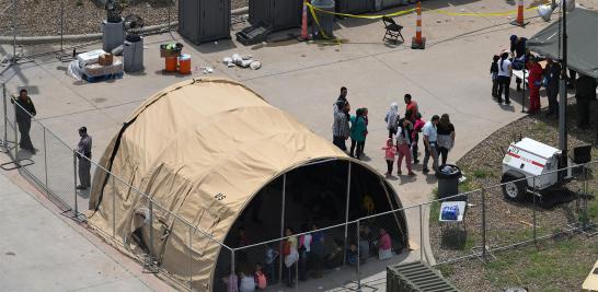 El Economista te presenta imágenes del campamento improvisado en McAllen, Texas de la Patrulla Fronteriza de los Estados Unidos donde adultos y niños duermen en el suelo y arreglan techos improvisados con mantas reflejantes para protegerse del sol. La temperatura del suelo es aproximadamente de 32 grados Celsius alrededor del mediodía. El gobierno de los Estados Unidos ha dicho que está luchando con una oleada de solicitantes que viajan a través de México y piden asilo.