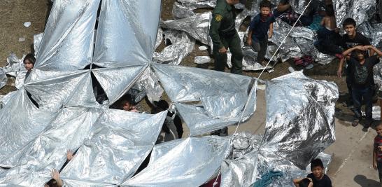 El Economista te presenta imágenes del campamento improvisado en McAllen, Texas de la Patrulla Fronteriza de los Estados Unidos donde adultos y niños duermen en el suelo y arreglan techos improvisados con mantas reflejantes para protegerse del sol. La temperatura del suelo es aproximadamente de 32 grados Celsius alrededor del mediodía. El gobierno de los Estados Unidos ha dicho que está luchando con una oleada de solicitantes que viajan a través de México y piden asilo.