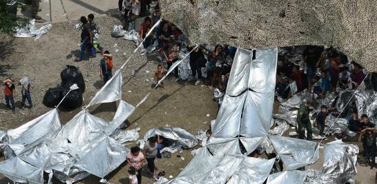 El Economista te presenta imágenes del campamento improvisado en McAllen, Texas de la Patrulla Fronteriza de los Estados Unidos donde adultos y niños duermen en el suelo y arreglan techos improvisados con mantas reflejantes para protegerse del sol. La temperatura del suelo es aproximadamente de 32 grados Celsius alrededor del mediodía. El gobierno de los Estados Unidos ha dicho que está luchando con una oleada de solicitantes que viajan a través de México y piden asilo.