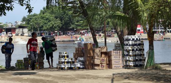 Las balsas van y vienen, la mayoría repletas de productos de consumo básico, o incluso cervezas y cigarros, todos ellos comprados en México para ser consumidos en Guatemala; esto se debe a que es más barato comprar en nuestro país ya que 1 quetzal (moneda de Guatemala) equivale a 2.50 pesos mexicanos. Cabe señalar que al pasar los productos hacia Guatemala este comercio evidentemente se vuelve irregular por la evasión de impuestos, pero es una práctica muy común para los habitantes de los ambos países. Más de 7,000 personas dependen del comercio fronterizo en la zona que podría verse afectado por la llegada de los elementos de la Guardia Nacional.