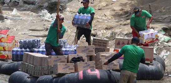 Las balsas van y vienen, la mayoría repletas de productos de consumo básico, o incluso cervezas y cigarros, todos ellos comprados en México para ser consumidos en Guatemala; esto se debe a que es más barato comprar en nuestro país ya que 1 quetzal (moneda de Guatemala) equivale a 2.50 pesos mexicanos. Cabe señalar que al pasar los productos hacia Guatemala este comercio evidentemente se vuelve irregular por la evasión de impuestos, pero es una práctica muy común para los habitantes de los ambos países. Más de 7,000 personas dependen del comercio fronterizo en la zona que podría verse afectado por la llegada de los elementos de la Guardia Nacional.