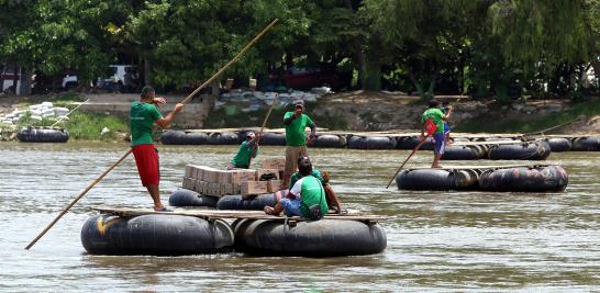 Las balsas van y vienen, la mayoría repletas de productos de consumo básico, o incluso cervezas y cigarros, todos ellos comprados en México para ser consumidos en Guatemala; esto se debe a que es más barato comprar en nuestro país ya que 1 quetzal (moneda de Guatemala) equivale a 2.50 pesos mexicanos. Cabe señalar que al pasar los productos hacia Guatemala este comercio evidentemente se vuelve irregular por la evasión de impuestos, pero es una práctica muy común para los habitantes de los ambos países. Más de 7,000 personas dependen del comercio fronterizo en la zona que podría verse afectado por la llegada de los elementos de la Guardia Nacional.