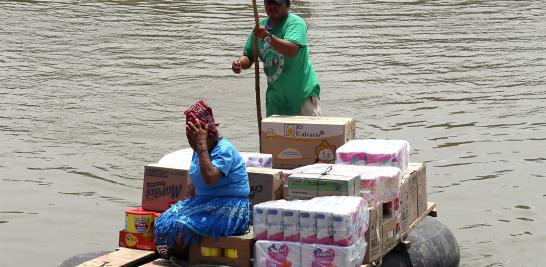 Las balsas van y vienen, la mayoría repletas de productos de consumo básico, o incluso cervezas y cigarros, todos ellos comprados en México para ser consumidos en Guatemala; esto se debe a que es más barato comprar en nuestro país ya que 1 quetzal (moneda de Guatemala) equivale a 2.50 pesos mexicanos. Cabe señalar que al pasar los productos hacia Guatemala este comercio evidentemente se vuelve irregular por la evasión de impuestos, pero es una práctica muy común para los habitantes de los ambos países. Más de 7,000 personas dependen del comercio fronterizo en la zona que podría verse afectado por la llegada de los elementos de la Guardia Nacional.