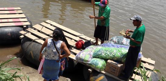 Las balsas van y vienen, la mayoría repletas de productos de consumo básico, o incluso cervezas y cigarros, todos ellos comprados en México para ser consumidos en Guatemala; esto se debe a que es más barato comprar en nuestro país ya que 1 quetzal (moneda de Guatemala) equivale a 2.50 pesos mexicanos. Cabe señalar que al pasar los productos hacia Guatemala este comercio evidentemente se vuelve irregular por la evasión de impuestos, pero es una práctica muy común para los habitantes de los ambos países. Más de 7,000 personas dependen del comercio fronterizo en la zona que podría verse afectado por la llegada de los elementos de la Guardia Nacional.