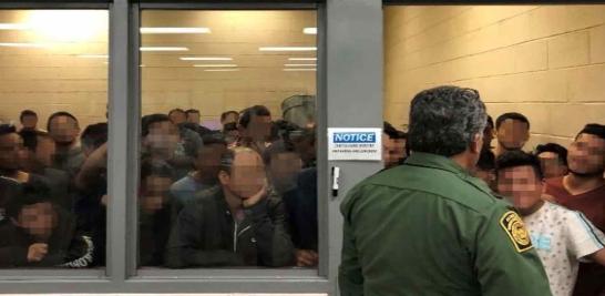 La imagen publicada por el Inspector General del Departamento de Seguridad Nacional, muestra a 88 hombres adultos en una celda para una capacidad máxima de 41 personas en las  instalaciones de la Patrulla Fronteriza en Texas. 