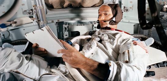 El piloto Michael Collins práctica en el simulador del Centro Espacial Kennedy antes de la misión de aterrizaje lunar, en Cabo Cañaveral, Florida.