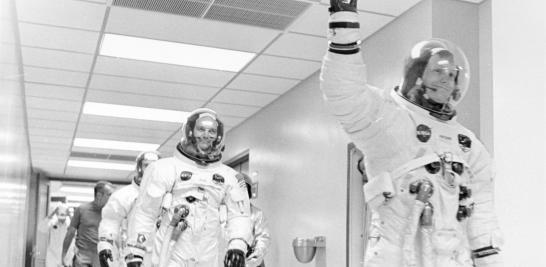 El astronauta Neil Armstrong saluda a los simpatizantes, se dirigen a la furgoneta de transferencia en Cabo Cañaveral.