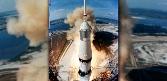 El momento del despegue del Saturn V en la misión espacial Apollo 11 con los astronautas Neil Armstrong, Michael Collins y Buzz Aldrin desde la base en Cabo Cañaveral, Florida.