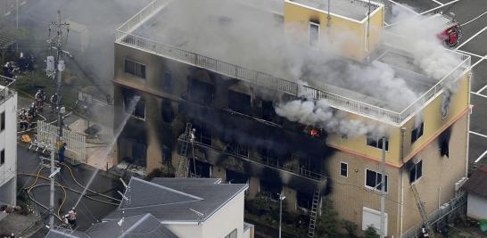 Al menos 33 personas murieron en un ataque incendiario el jueves a un estudio de animación japonés, donde se vio a un hombre gritando y rociando con combustible el edificio de tres pisos, en la peor masacre en el país en casi dos décadas.