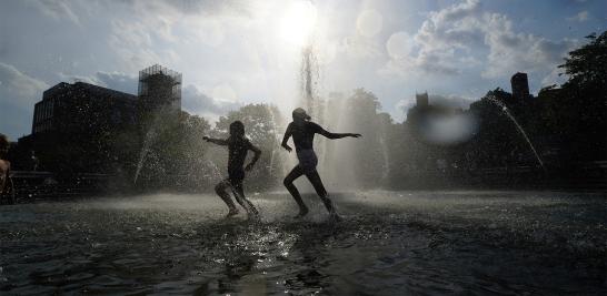 Ola de calor asfixia la costa este de Estados Unidos. En Nueva York, Filadelfia y Boston el termómetro marcó más de 40 grados centígrados, pero la sensación térmica fue superior, por lo que las autoridades mantienen a la población en alerta. Prevén que la temperatura se mantenga esta semana.