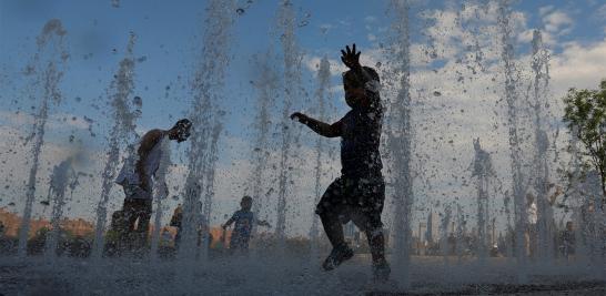 Ola de calor asfixia la costa este de Estados Unidos. En Nueva York, Filadelfia y Boston el termómetro marcó más de 40 grados centígrados, pero la sensación térmica fue superior, por lo que las autoridades mantienen a la población en alerta. Prevén que la temperatura se mantenga esta semana.