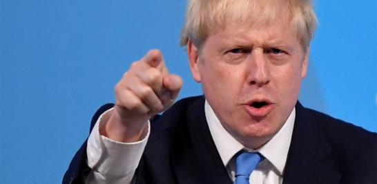 Boris Johnson se ha convertido en primer ministro del Reino Unido tras haber sido elegido como sucesor de Theresa May. Boris Johnson, quien fuera alcalde de Londres, ha prometido devolver a Gran Bretaña “el liderazgo que se merece”. Para ello ha reafirmado el compromiso de abandonar la Unión Europea el 31 de octubre, “con o sin acuerdo”.