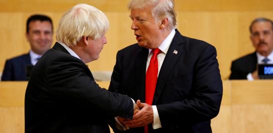 El presidente de los Estados Unidos Donald Trump, le da la mano al secretario británico de Relaciones Exteriores, Boris Johnson, mientras participan en una sesión sobre la reforma de las Naciones Unidas en Nueva York, el 18 de septiembre de 2017.BRITAIN-EU/LEADER