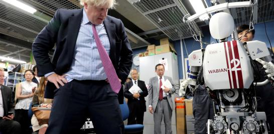 El Secretario de Relaciones Exteriores Boris Johnson observa a un robot humanoide bípedo Wabian2 en el Campus Kikuicho de la Universidad de Waseda en Tokio, julio de 2017.