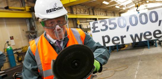 Boris Johnson, defensor del voto, usa equipo de protección cuando visita Reid Steel durante una parada de la campaña en Christchurch, mayo de 2016.