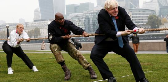 El alcalde de Londres, Boris Johnson, participa en una batalla con miembros de los servicios armados para lanzar el London Poppy Day, en las afueras de City Hall, en Londres, el 27 de octubre de 2015.