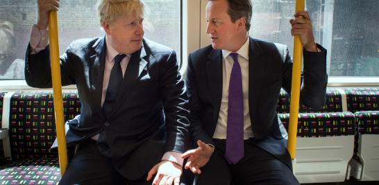 El primer ministro británico, David Cameron, y el alcalde de Londres, Boris Johnson, en un tren subterráneo mientras se dirigen a Westminster después de una campaña electoral en Harrow en Londres el 12 de Mayo 2014.