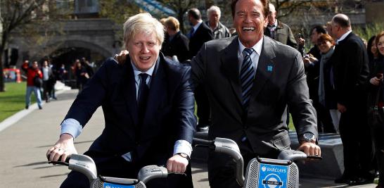 El ex gobernador de California Arnold Schwarzenegger y el alcalde de Londres Boris Johnson, posan para los fotógrafos en Londres, el 31 de marzo de 2011.