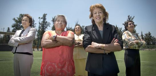 “Somos las elegidas de la naturaleza, o de Dios”, dicen convencidas en su hazaña. Son las mujeres que de adolescentes ganaron para México un subcampeonato mundial de futbol. Alicia Vargas “La Pelé”, Yolanda Ramírez, Elvira Aracén (atrás de amarillo); Lourdes de la Rosa e Irma Chávez. Foto: Lizeth Arauz