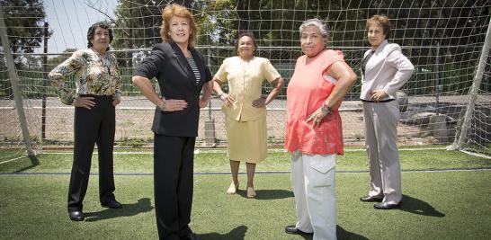 Irma Chávez, Lourdes de la Rosa, Elvira Aracén, Yolanda Ramírez y Alicia Vargas, pioneras del futbol y de la luchas de las mujeres en ese deporte. Foto: Lizeth Arauz