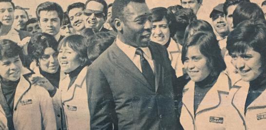 Pelé, no sabía que frente a él estaba una mujer considerada su par. Nadie se lo dijo y ésa fue la única vez que Alicia Vargas, La Pelé, vio de cerca a su colega., en el aeropuerto de la Ciudad de México antes del mundial del 71. Foto: Blanca Juárez