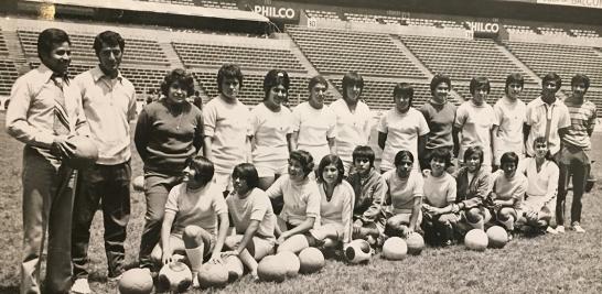 En una de las concentraciones en el Estadio Azteca, durante las primeras eliminatorias. Víctor Manuel Meléndez era el director técnico, quien no las apoyó en su petición de derechos laborales. Foto: Blanca Juárez