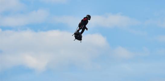 El inventor francés Franky Zapata logró cruzar el Canal de la Mancha en un aerodeslizador propulsado por un jet diseñado por él, desplazándose sobre el Estrecho de Dover en poco más de 20 minutos.