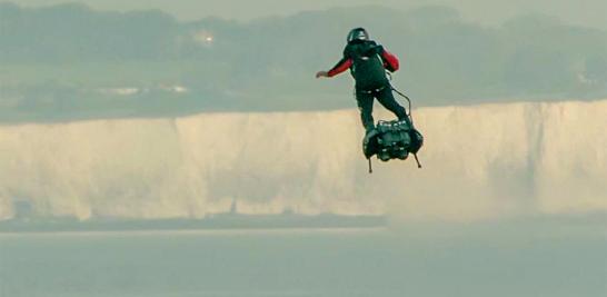 El inventor francés Franky Zapata logró cruzar el Canal de la Mancha en un aerodeslizador propulsado por un jet diseñado por él, desplazándose sobre el Estrecho de Dover en poco más de 20 minutos.