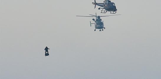 El inventor francés Franky Zapata logró cruzar el Canal de la Mancha en un aerodeslizador propulsado por un jet diseñado por él, desplazándose sobre el Estrecho de Dover en poco más de 20 minutos.