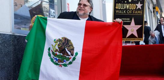 El productor y guionista mexicano, Guillermo del Toro se hincó ante su estrella en el Paseo de la Fama de Hollywood y expresó con orgullo: “Soy mexicano y migrante”. Después, le aconsejó a la gente que no tenga miedo y se mantenga unida.