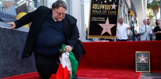 El productor y guionista mexicano, Guillermo del Toro se hincó ante su estrella en el Paseo de la Fama de Hollywood y expresó con orgullo: “Soy mexicano y migrante”. Después, le aconsejó a la gente que no tenga miedo y se mantenga unida.