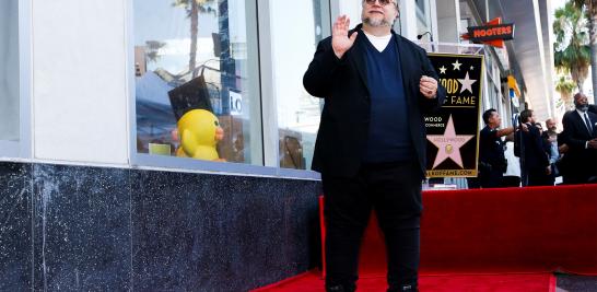 El productor y guionista mexicano, Guillermo del Toro se hincó ante su estrella en el Paseo de la Fama de Hollywood y expresó con orgullo: “Soy mexicano y migrante”. Después, le aconsejó a la gente que no tenga miedo y se mantenga unida.