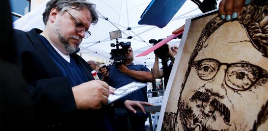 El productor y guionista mexicano, Guillermo del Toro se hincó ante su estrella en el Paseo de la Fama de Hollywood y expresó con orgullo: “Soy mexicano y migrante”. Después, le aconsejó a la gente que no tenga miedo y se mantenga unida.