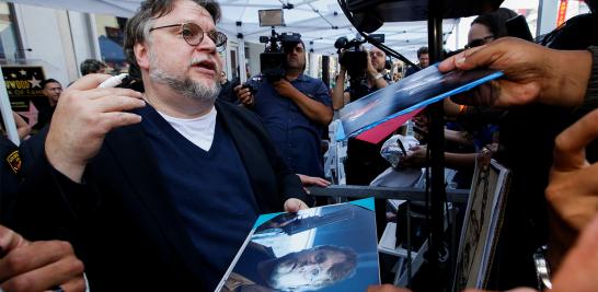 El productor y guionista mexicano, Guillermo del Toro se hincó ante su estrella en el Paseo de la Fama de Hollywood y expresó con orgullo: “Soy mexicano y migrante”. Después, le aconsejó a la gente que no tenga miedo y se mantenga unida.