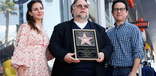 El productor y guionista mexicano, Guillermo del Toro se hincó ante su estrella en el Paseo de la Fama de Hollywood y expresó con orgullo: “Soy mexicano y migrante”. Después, le aconsejó a la gente que no tenga miedo y se mantenga unida.