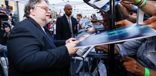 El productor y guionista mexicano, Guillermo del Toro se hincó ante su estrella en el Paseo de la Fama de Hollywood y expresó con orgullo: “Soy mexicano y migrante”. Después, le aconsejó a la gente que no tenga miedo y se mantenga unida.