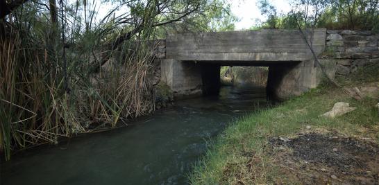 El canal de Saca Salada representa un punto crítico para el valle de Cuatro Ciénegas, reconocido por sus fosas de agua que albergan valiosos ecosistemas de microorganismos prehistóricos.