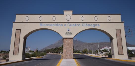 A decir del biólogo, resulta impostergable que Conagua emprenda de inmediato dos obras esenciales: un bloqueo en ese punto para disminuir la salida del agua, de tal manera que la mayor cantidad se quede en Cuatro Ciénegas, y un acueducto que la conduzca para evitar que se desperdicie durante el tránsito.