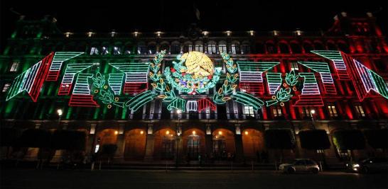 Figuras monumentales de héroes nacionales elaboradas con luces y escarcha como el águila devorando una serpiente, el Escudo Nacional y banderines ya dan color e iluminan al Zócalo capitalino.