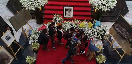 En Oaxaca, en el Teatro Macedonio Alcalá, también se realizó un homenaje para Francisco Toledo y al que asistió el gobernador Alejandro Murat. En tanto que en Bellas Artes también se reciben los pésames de los seguidores del artista plástico. Fotos: Notimex y Vicente Gutiérrez.